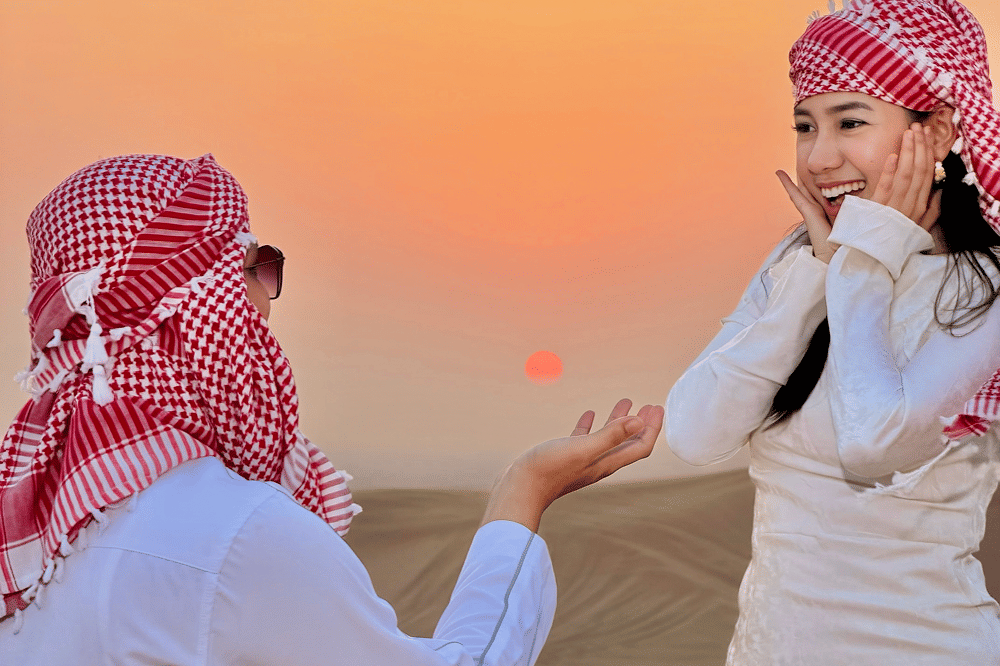 Romantis! Azia Riza Dilamar di Tengah Gurun Pasir Dubai
