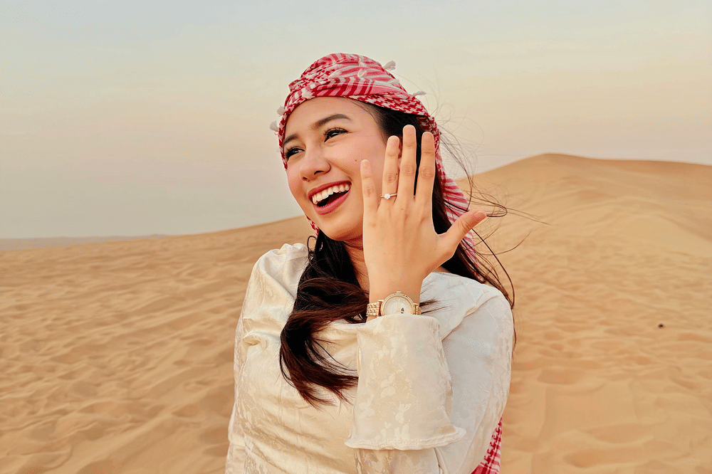 Romantis! Azia Riza Dilamar di Tengah Gurun Pasir Dubai
