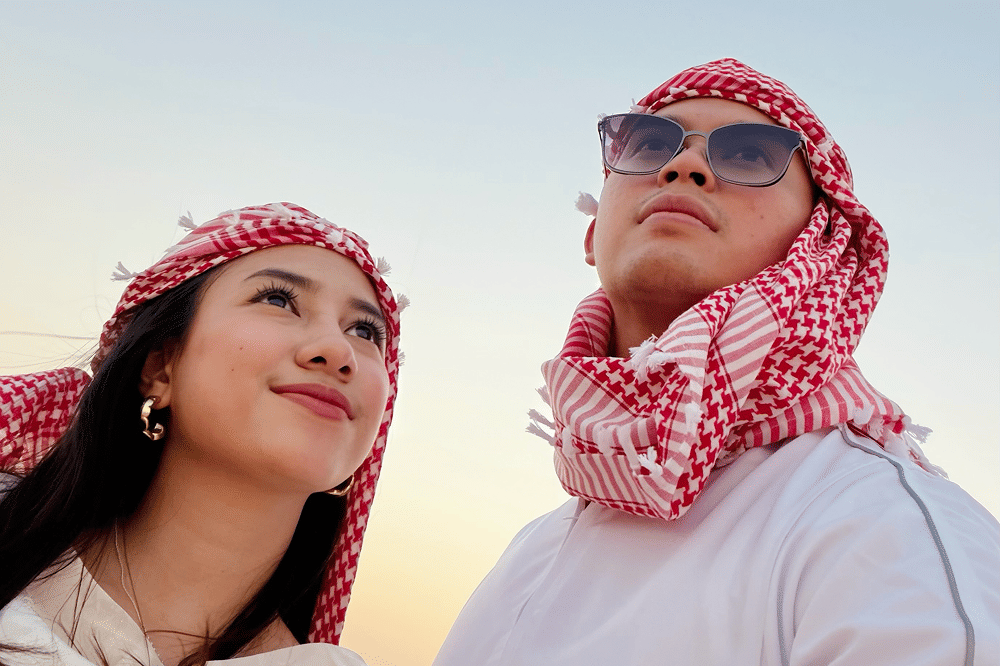 Romantis! Azia Riza Dilamar di Tengah Gurun Pasir Dubai