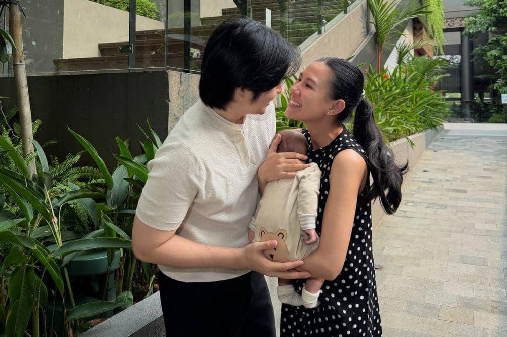 5 Foto Bahagia Shenina Cinnamon dan Angga Yunanda Gendong Anak
