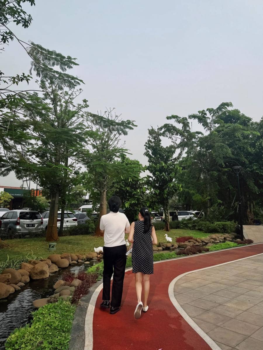 Momen berjalan bersama, potret keluarga kecil bahagia!