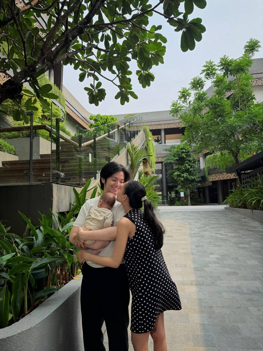 Shenina dan Angga terlihat bahagia saat bersama si Kecil