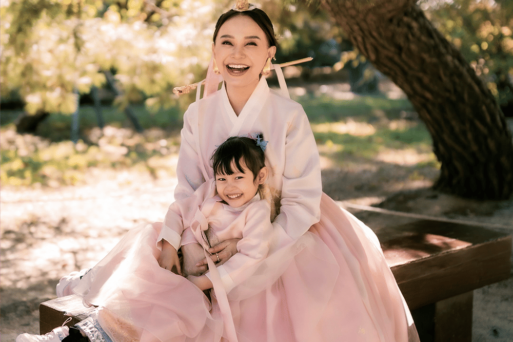 7 Potret Hangat Rossa dan Raina Pakai Hanbok di Korea 3