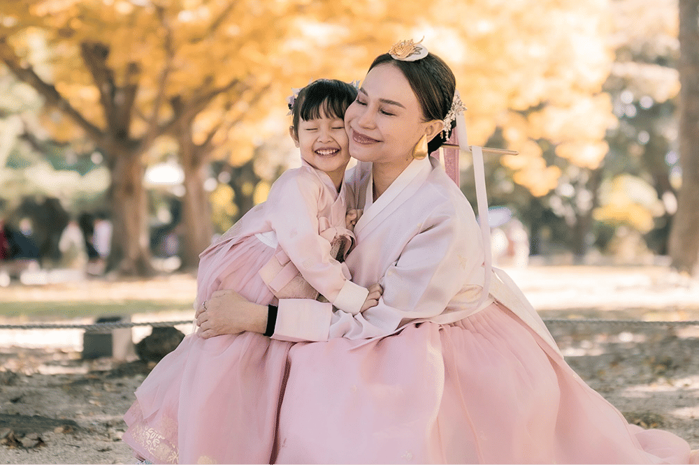 7 Potret Hangat Rossa dan Raina Pakai Hanbok di Korea 5