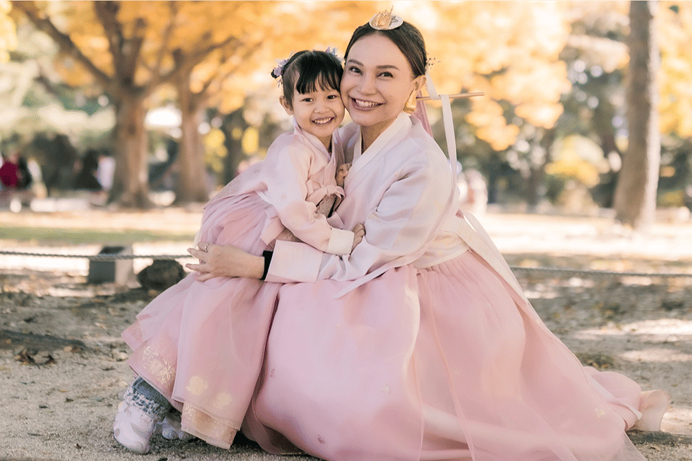 7 Potret Hangat Rossa dan Raina Pakai Hanbok di Korea bak Gongju Nim