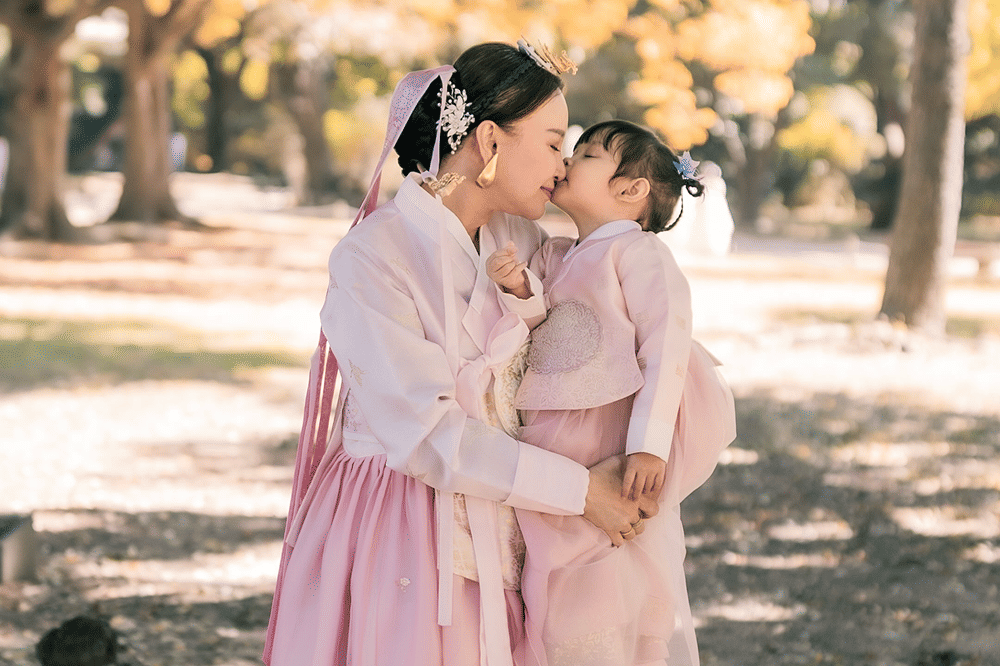 7 Potret Hangat Rossa dan Raina Pakai Hanbok di Korea 2