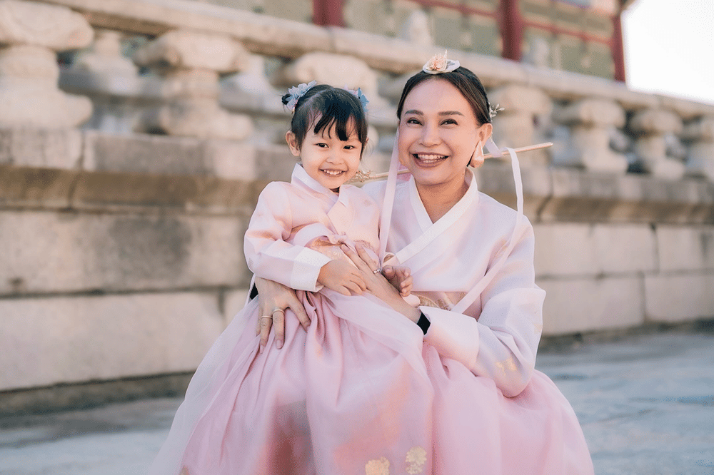 7 Potret Hangat Rossa dan Raina Pakai Hanbok di Korea 8
