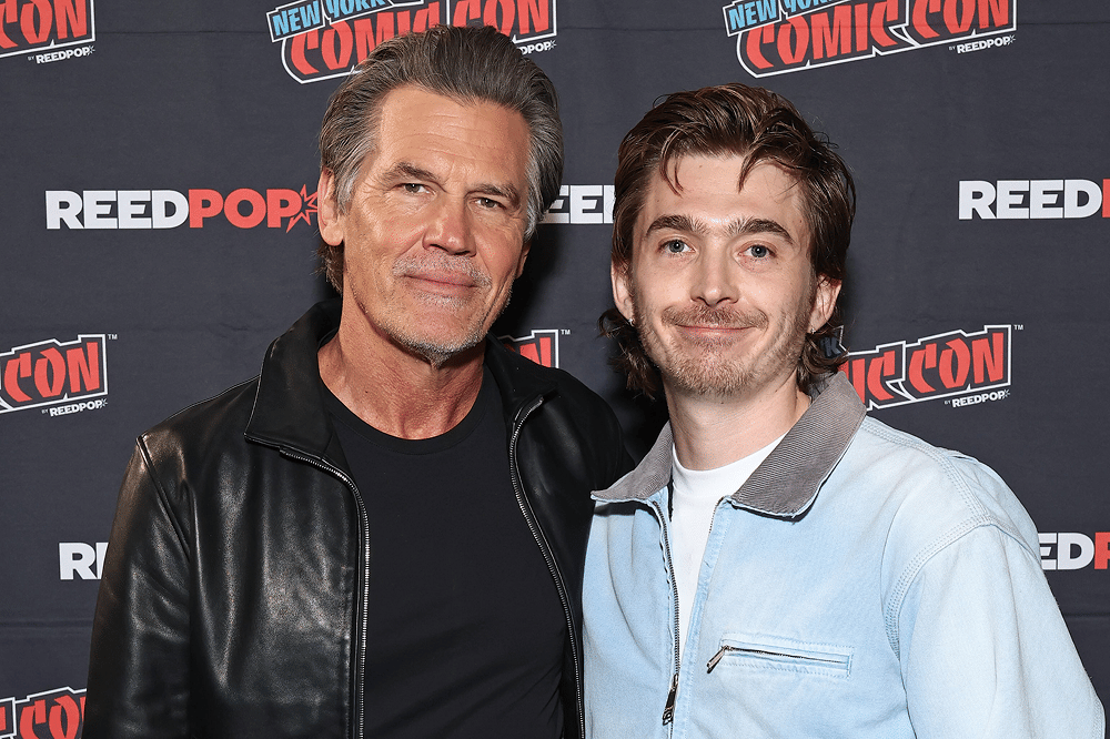 Tak Akur, 5 Fakta Hubungan Austin Abrams dan Papanya di Film Whalefall