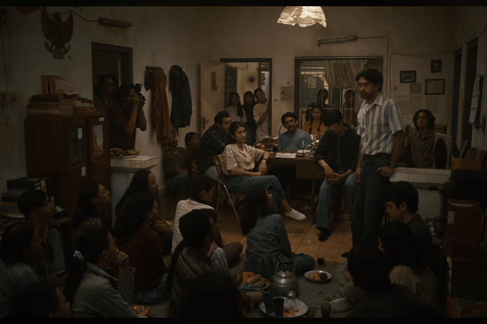 5 Fakta Keluarga Biru Laut di Film Laut Bercerita, Penuh Haru