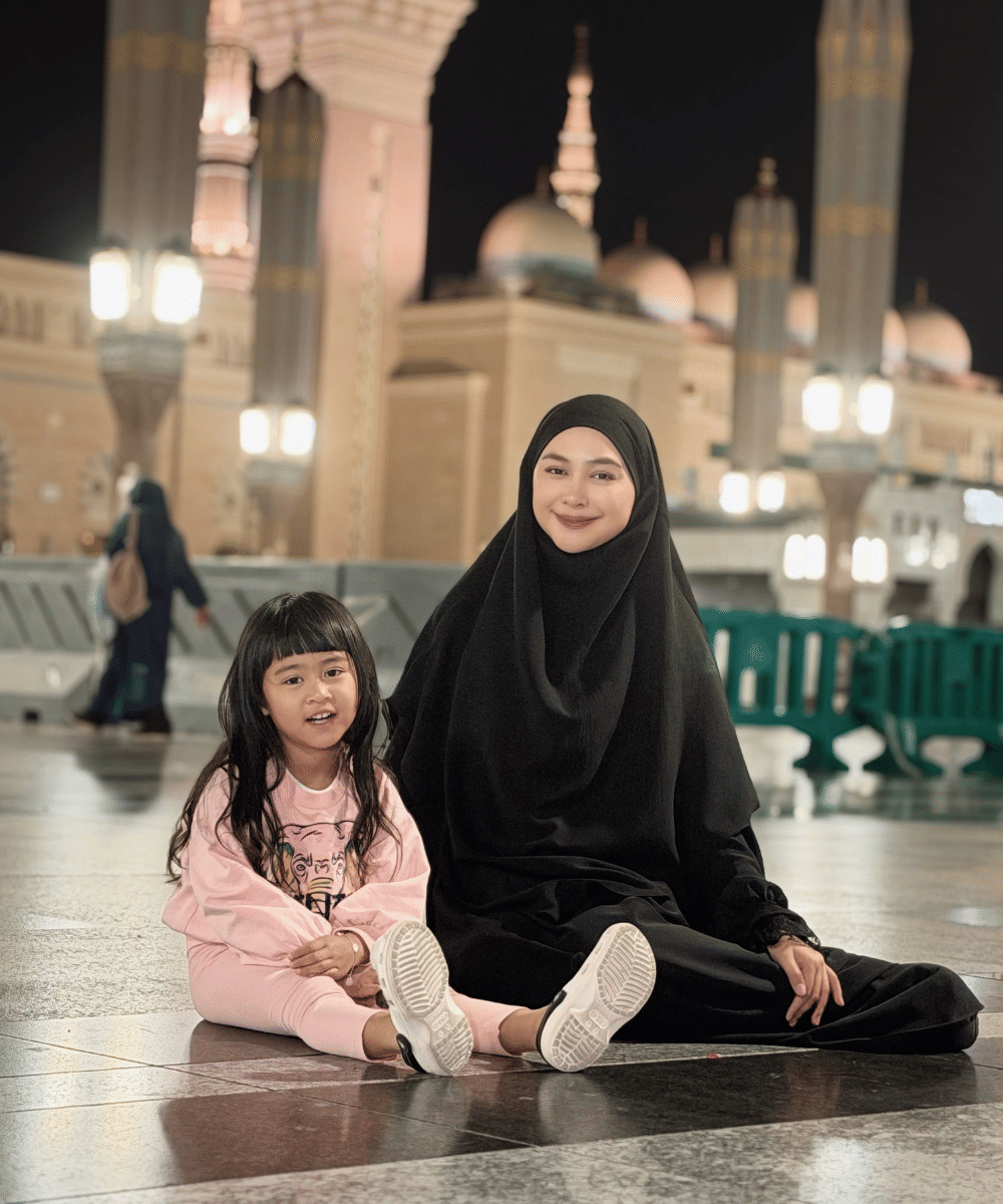 Duduk bersama Moana sambil menikmati suasana masjid