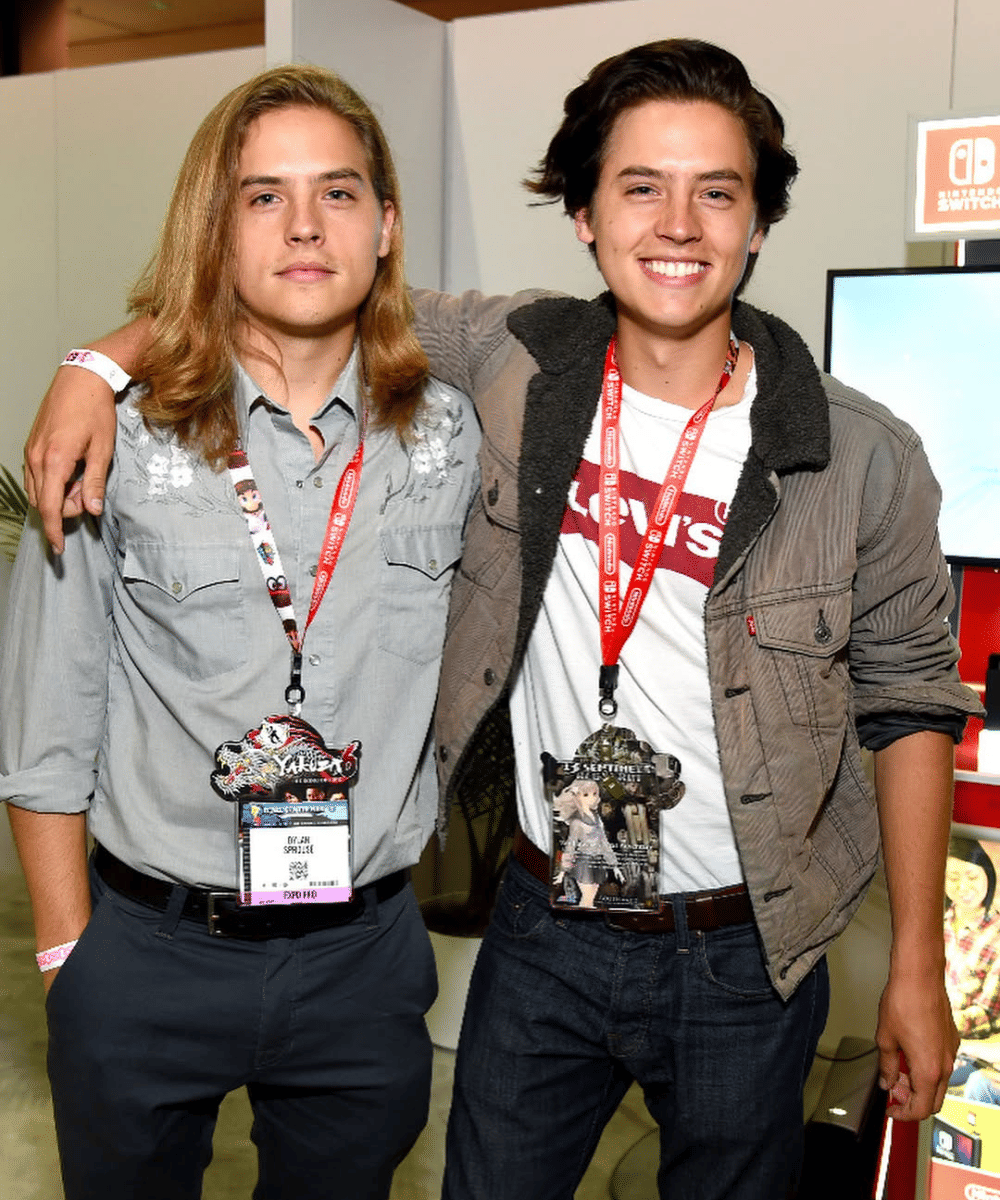 Memiliki saudara kembar identik bernama Cole Sprouse