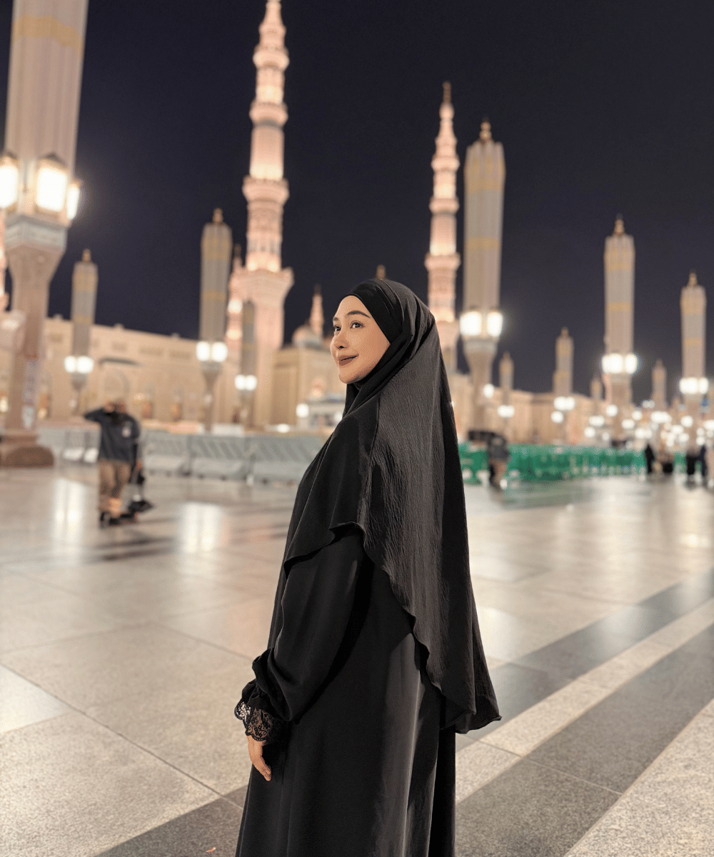 Ria Ricis tampil anggun dengan busana serba hitam