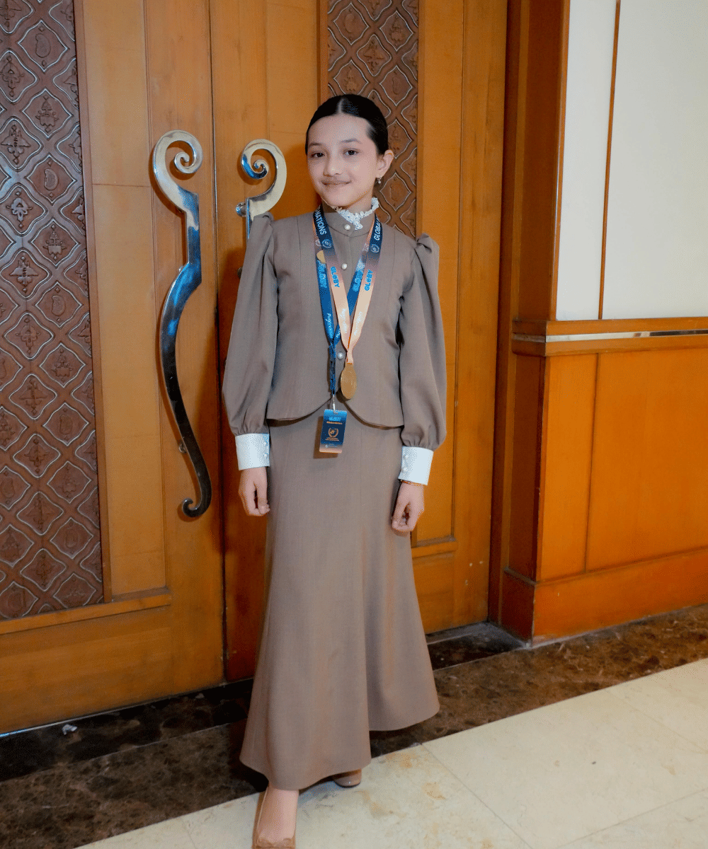Arsy tampil formal dengan setelan cokelat
