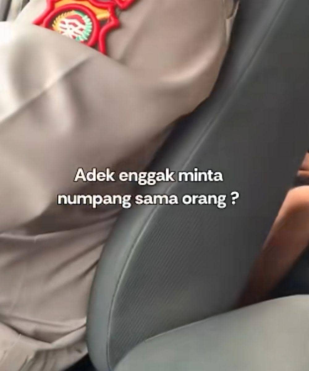 Berjalan kaki sekitar 2 kilometer demi mencari bantuan