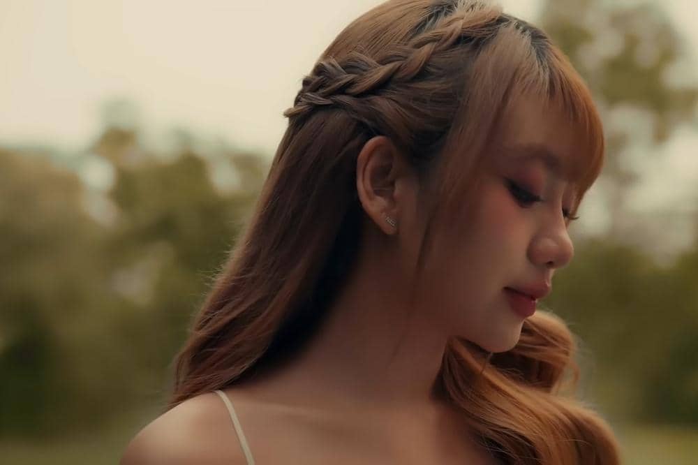 Lirik Lagu ‘Daun Daun’ Ghea Indrawari tentang Cinta dan Kehilangan