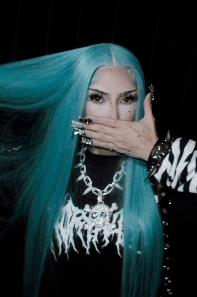 Rambut Toska dan Riasan Bold yang Mirip North West