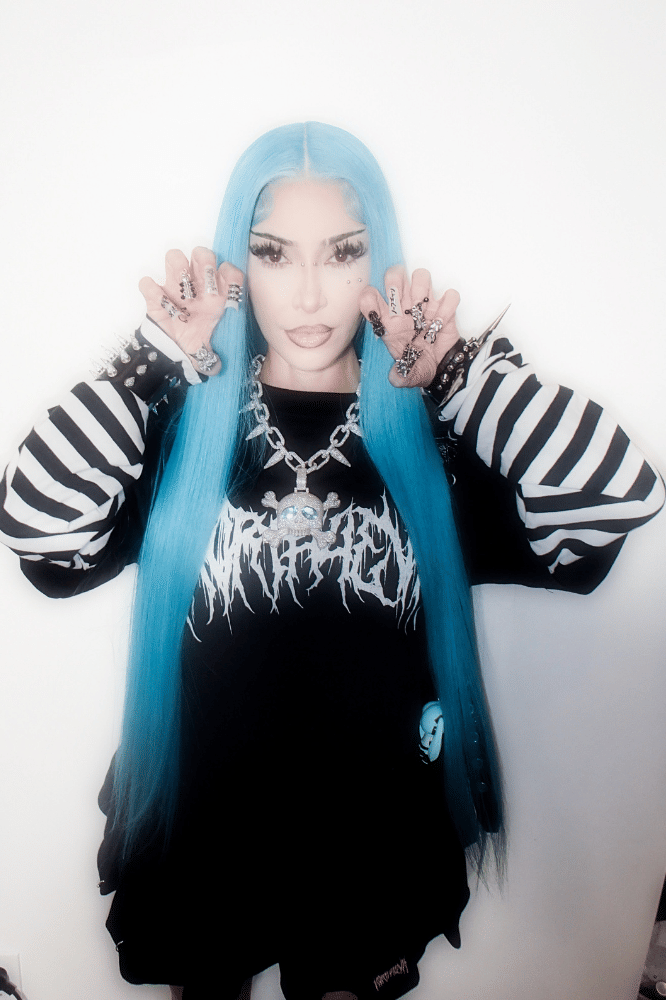 Kenakan Outfit Bernuansa Gothic
