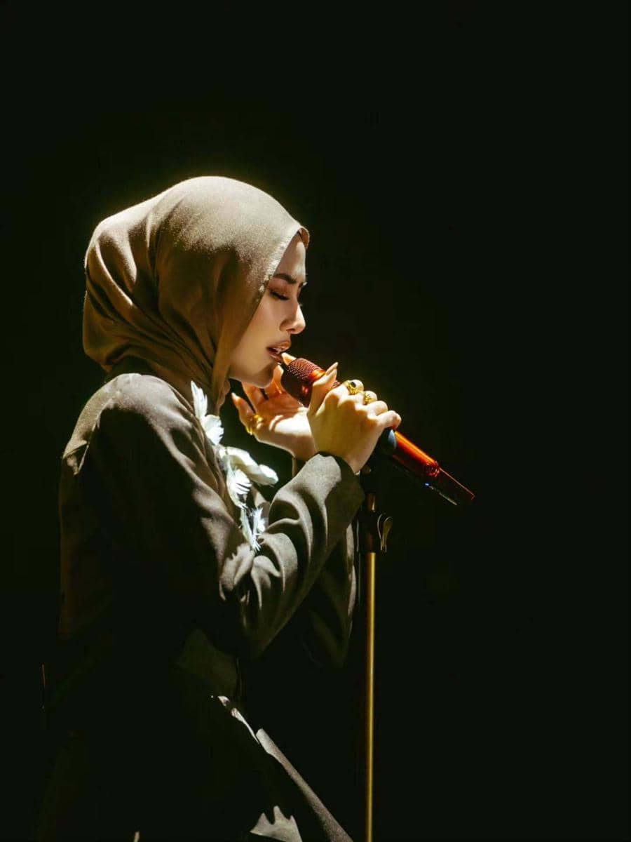 Mahalini Pakai Hijab saat Tampil di Aceh