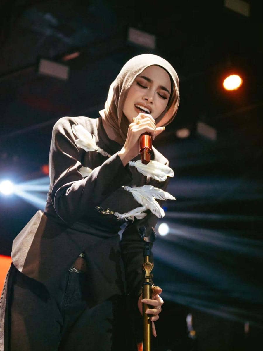 Mahalini Pakai Hijab saat Tampil di Aceh