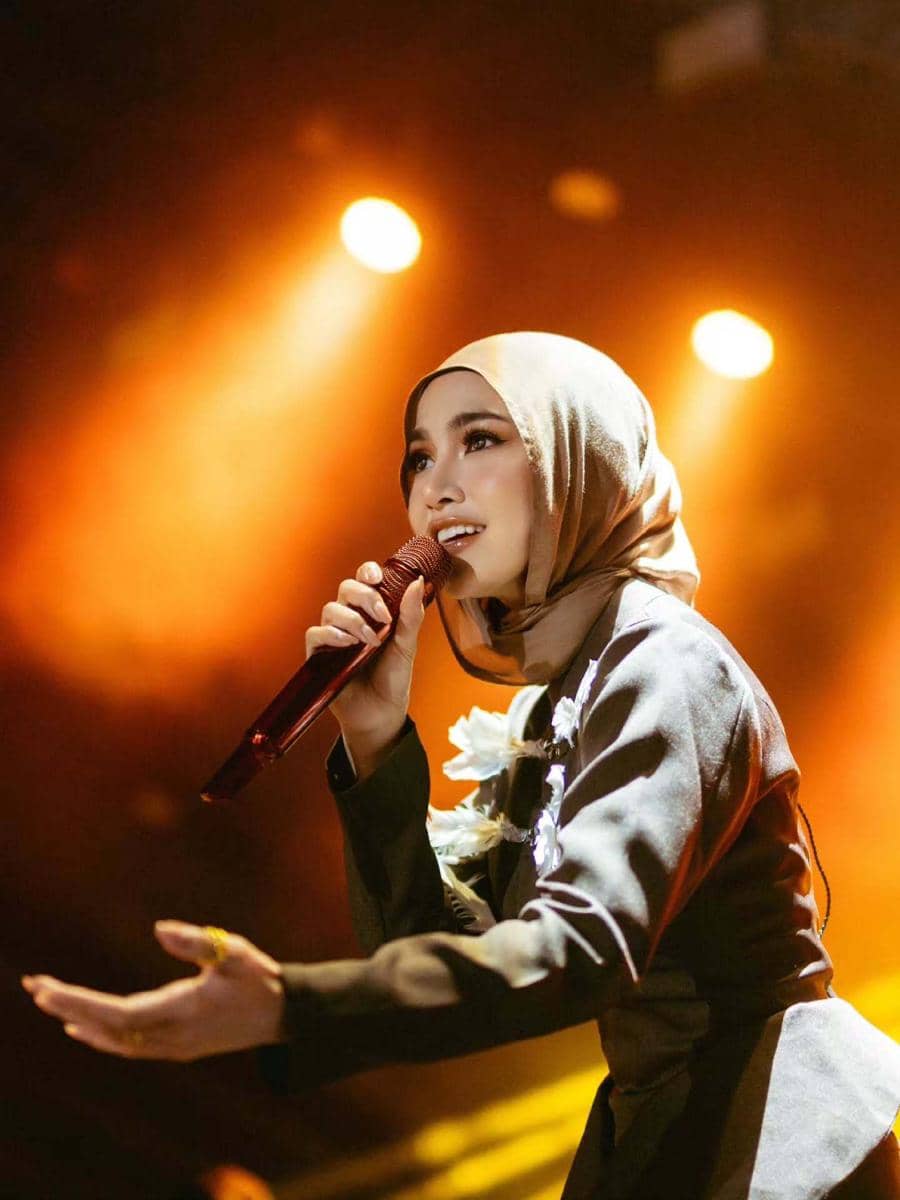 Mahalini Pakai Hijab saat Tampil di Aceh