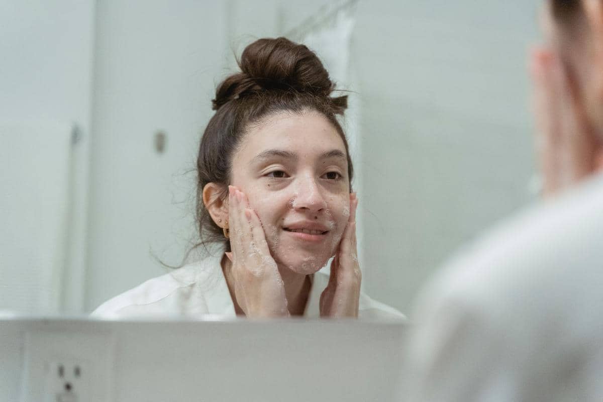 Cara Tepat Double Cleansing pada Kulit Berminyak dan Berjerawat