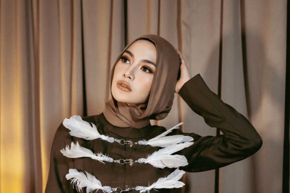 Tutorial Hijab Pashmina Mahalini saat Tampil di Aceh, Anti Angin!