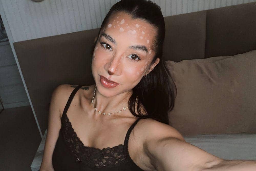 Makeup Bambi tetap simpel dengan rambut sleek ponytail