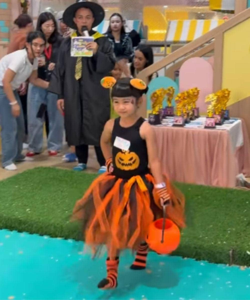Tutu hitam-oranye membuat kostumnya terlihat lebih dramatis