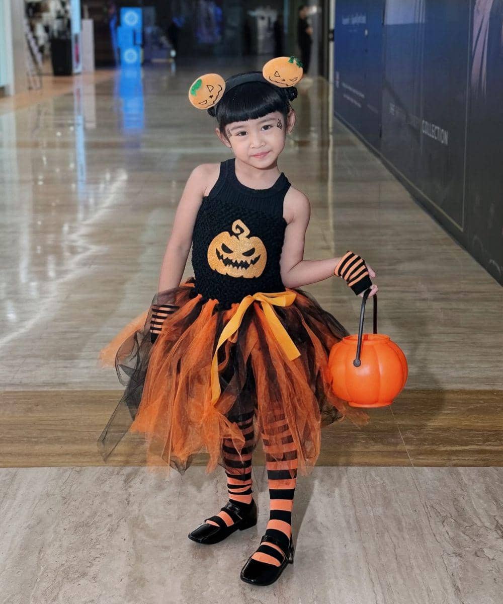 Aksesori pumpkin di rambut langsung mencuri perhatian