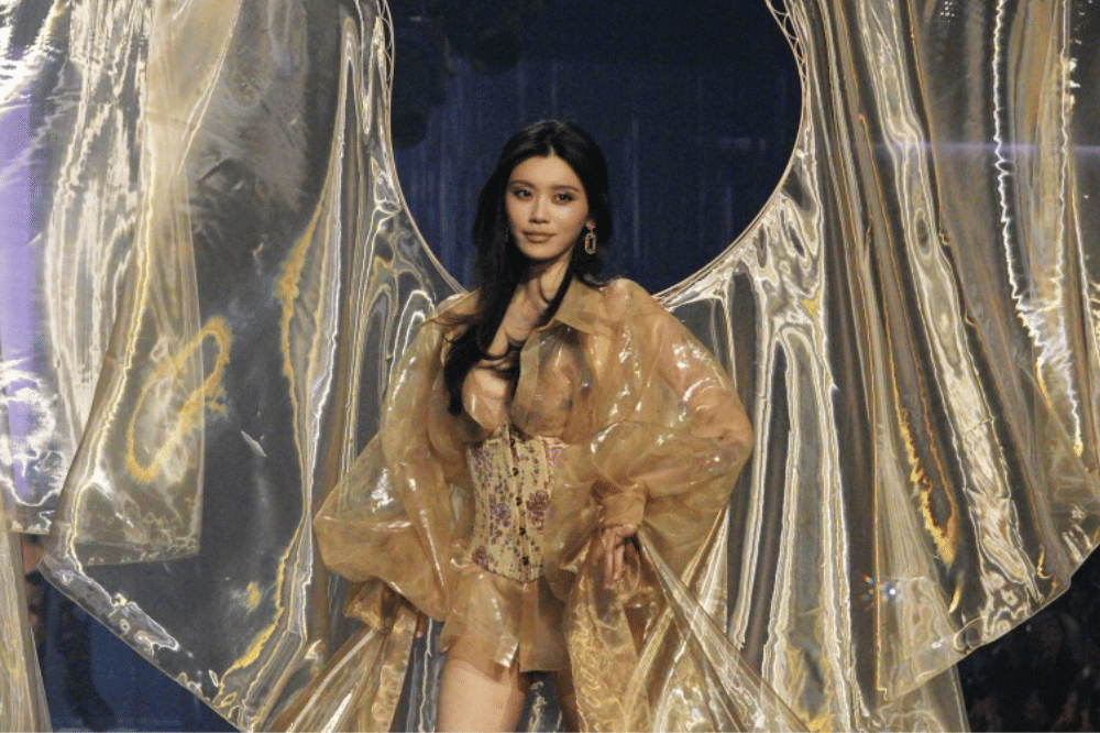 Ming Xi Kembali ke Runway Victoria’s Secret setelah Delapan Tahun 