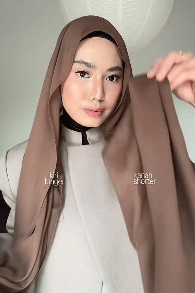 Buat sisi kiri hijab lebih panjang