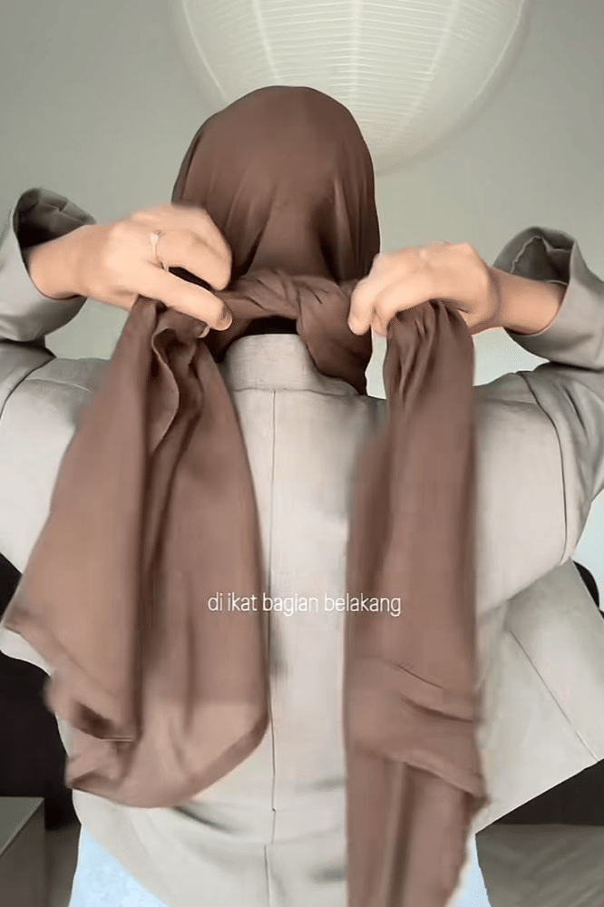 Ikat kedua sisi yang di belakang