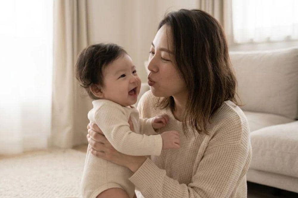 Bolehkah Meniup Wajah Bayi? Ketahui Beberapa Risikonya