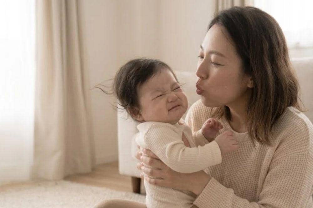Respons tubuh bayi saat wajahnya ditiup
