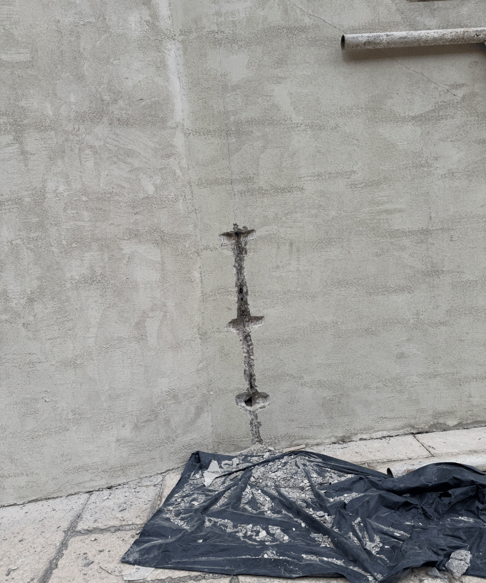 Area kolam renang mengalami penurunan permukaan