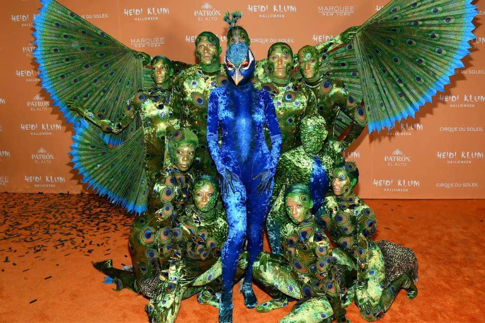 Heidi Klum tampil spektakuler sebagai merak raksasa
