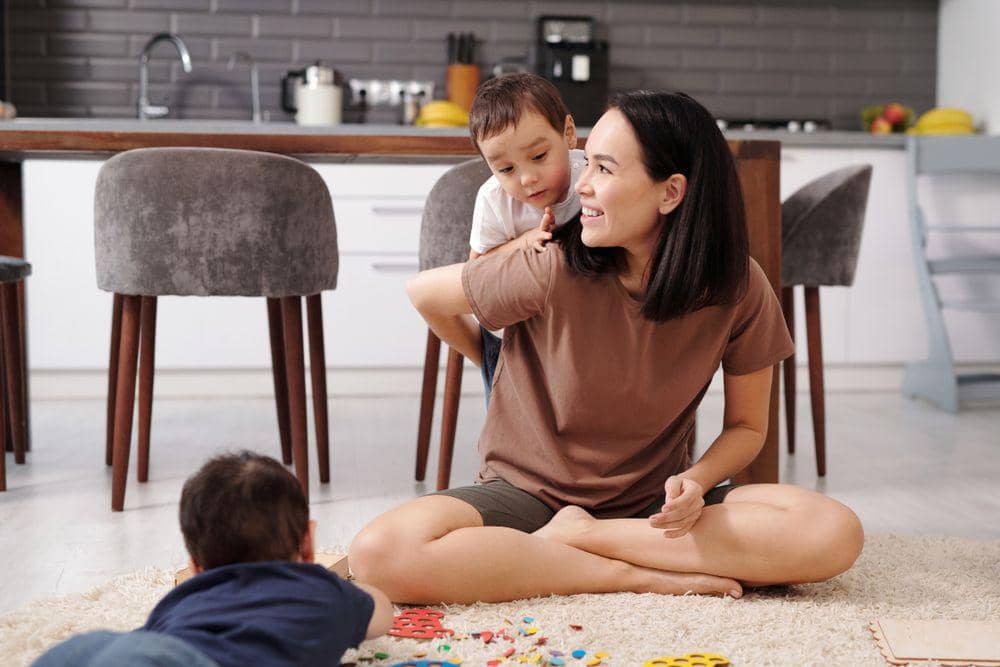 Mama mengoreksi perilaku anak dengan lembut