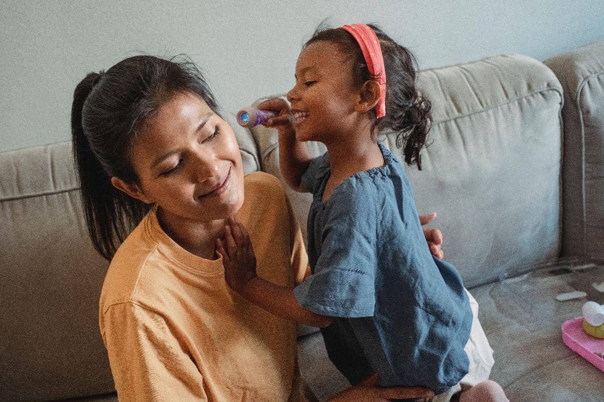 Mama menjadi teman bermain anak