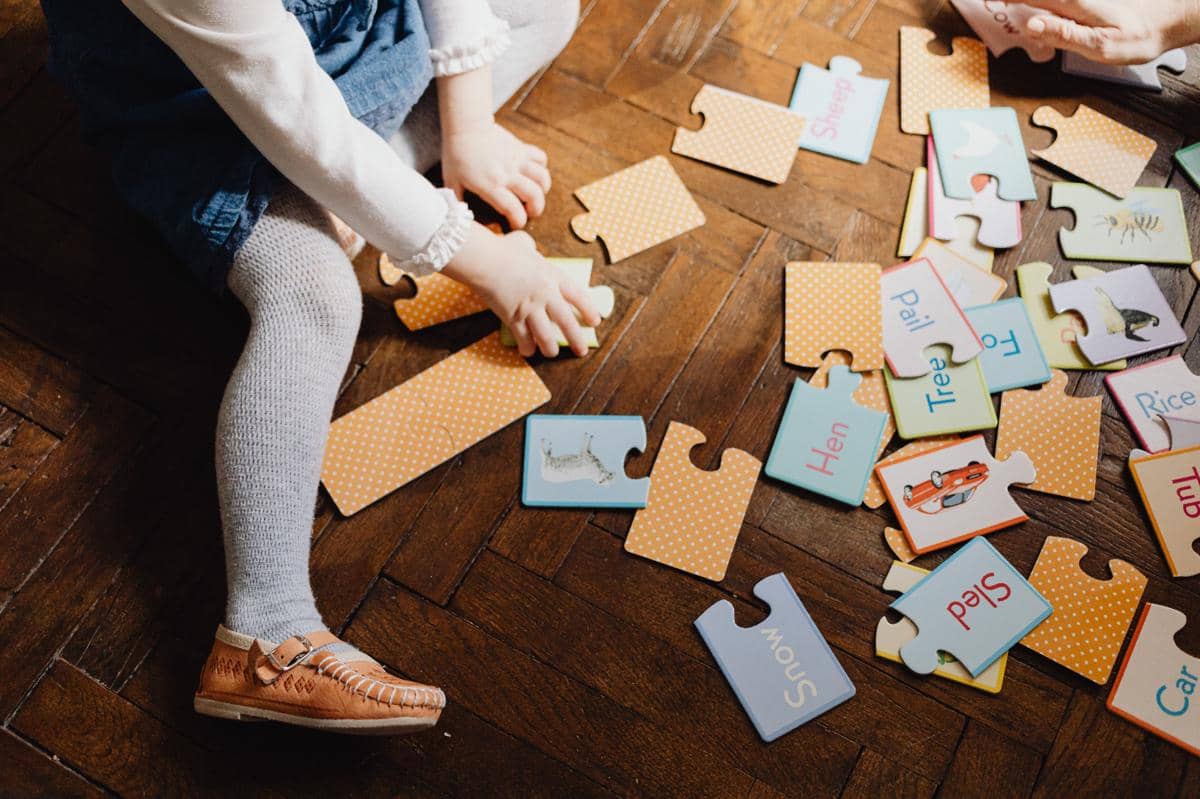 Anak perempuan bermain puzzle