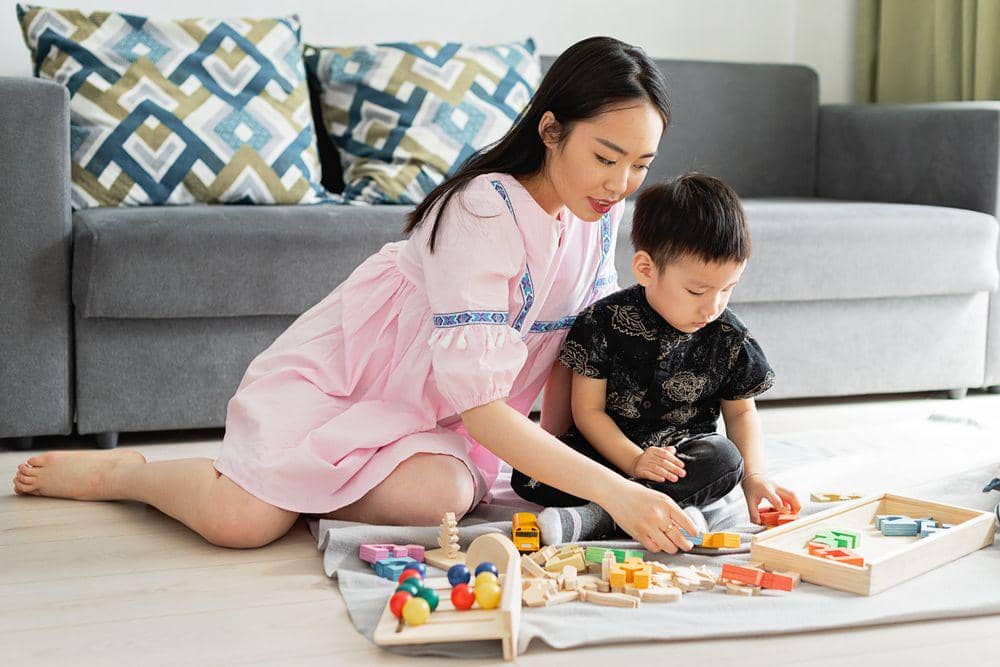 Tips gentle parenting tanpa memanjakan anak dengan Mama memandu anak saat bermain