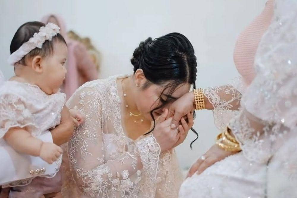 Momen hangat keluarga Via Vallen saat sungkeman