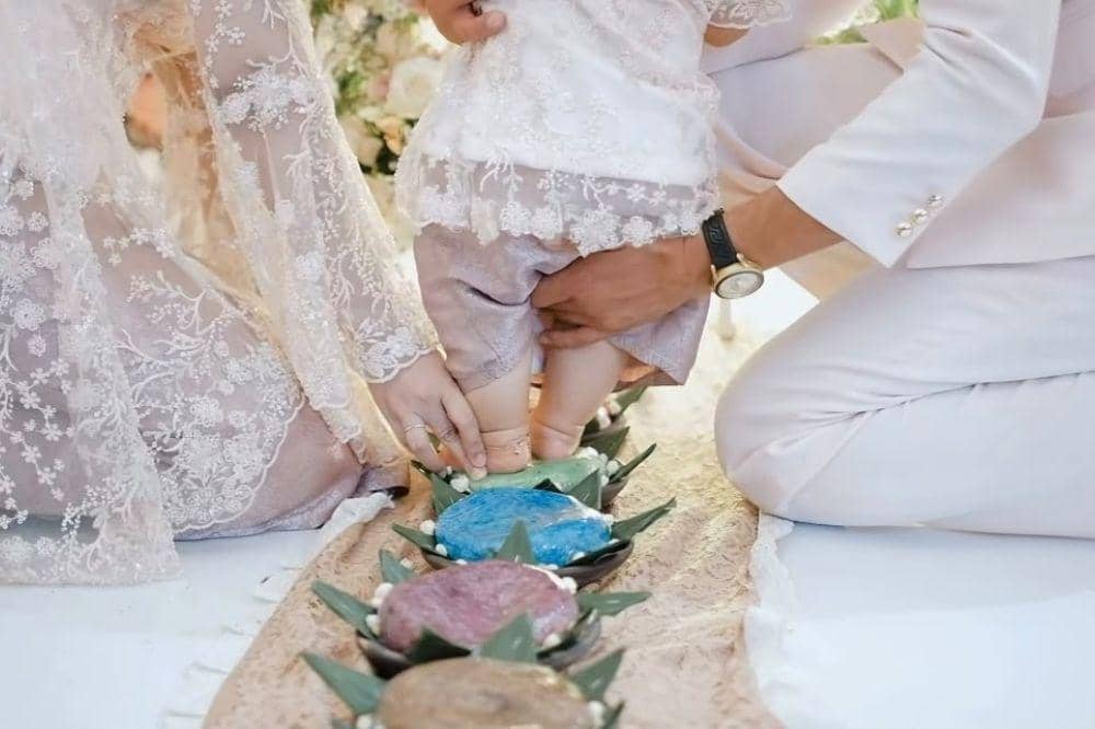 Momen Shazza menginjak jadah tujuh warna
