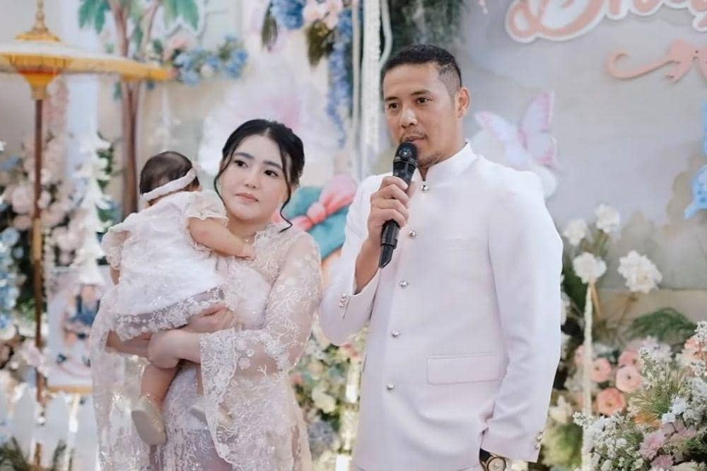Chevra memberikan sambutan sebelum prosesi dimulai