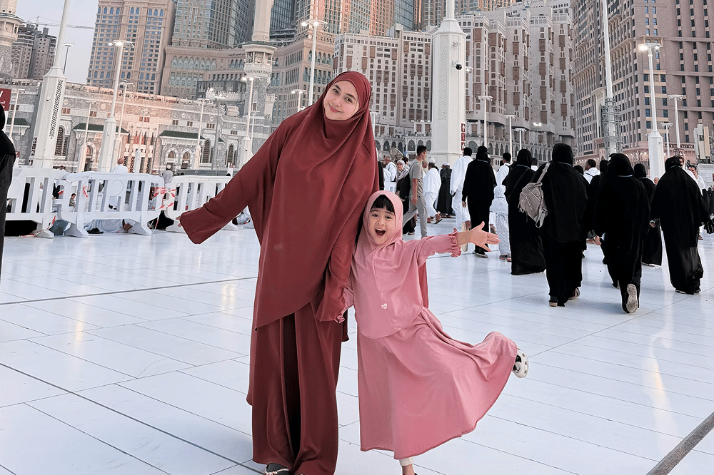 Ria Ricis Bersyukur Umrah Bareng Moana, Panjatkan Doa Menyentuh