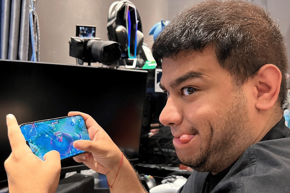 Menggaji orang dengan UMR untuk menemaninya main game
