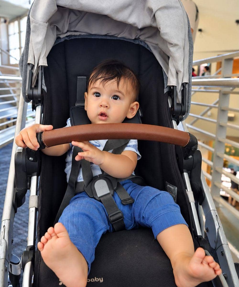 Tommy mengelilingi akuarium dengan stroller