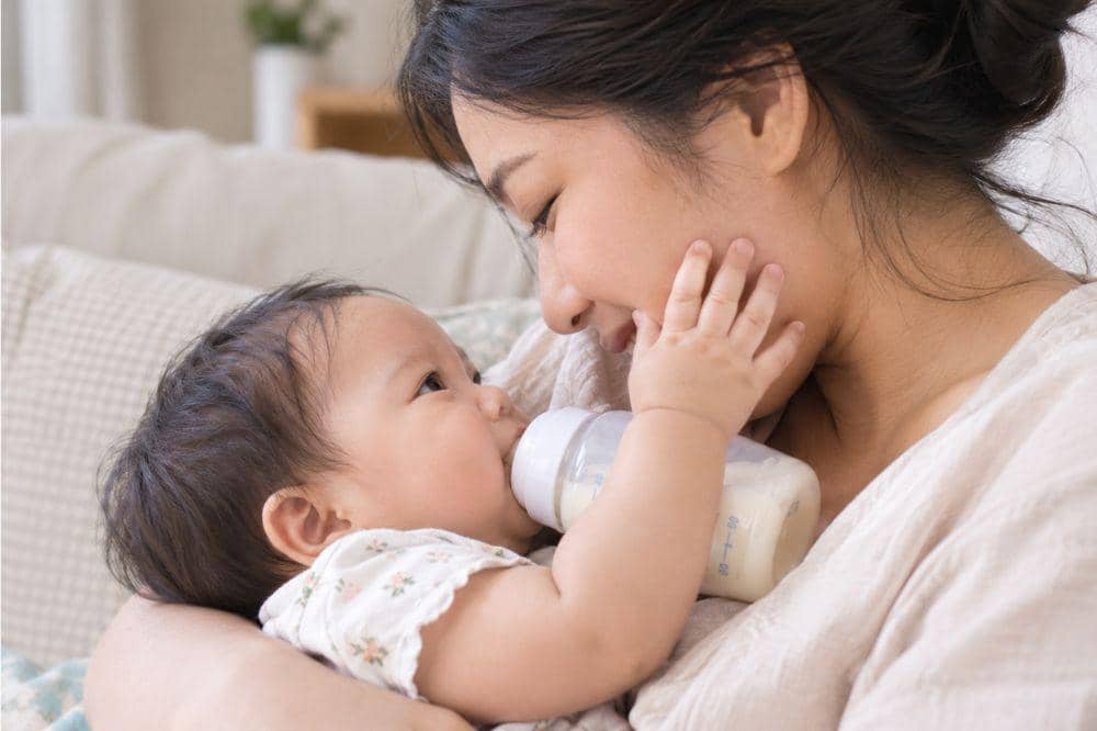 Kenapa bayi suka memegang wajah mama saat menyusu?
