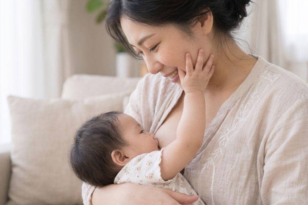 Kenapa Bayi Suka Memegang Wajah Mama saat Menyusu?